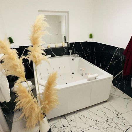 Hedonist Spa Jacuzzi Sarajevo Free Parking Luaran gambar