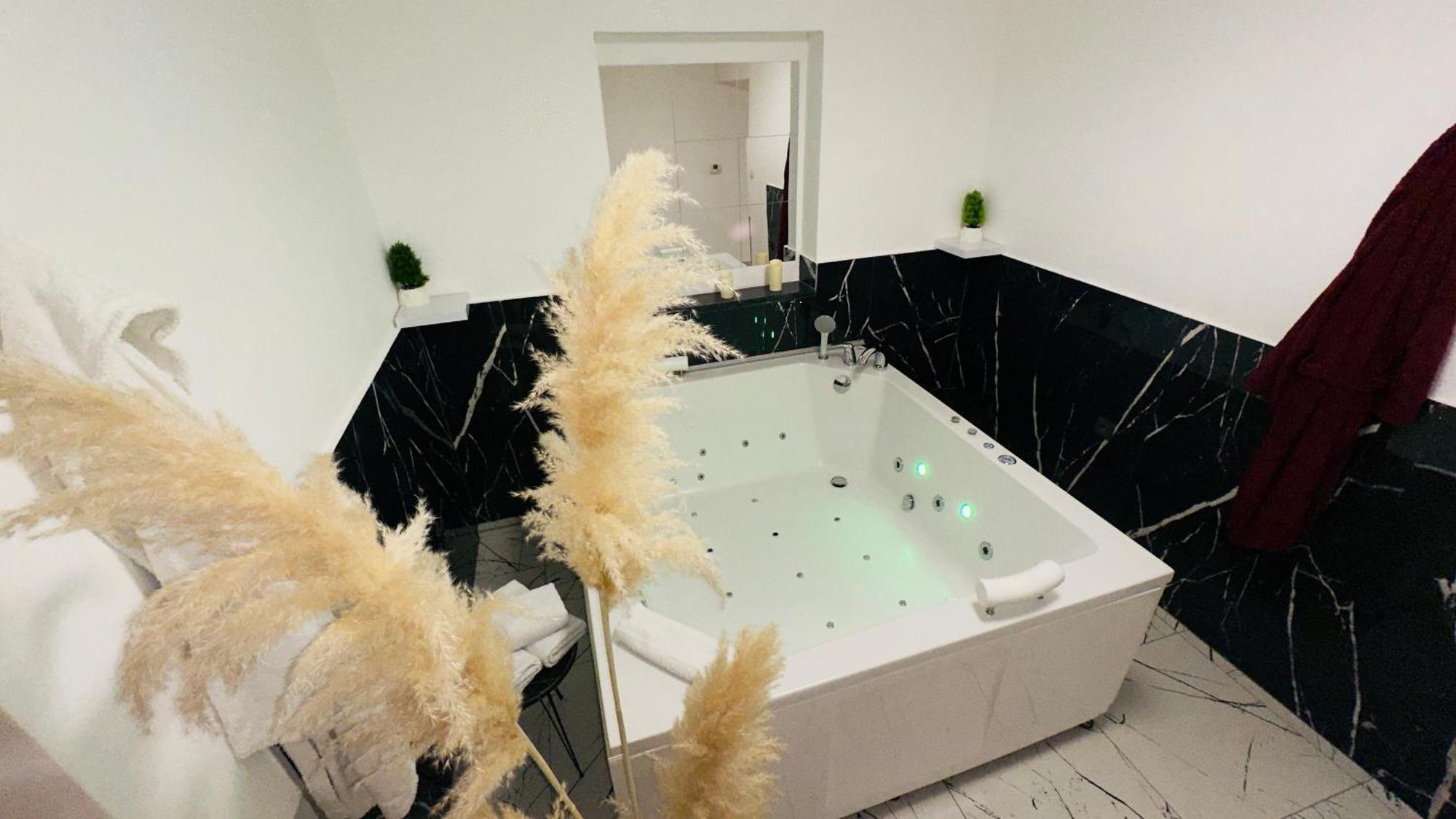 Hedonist Spa Jacuzzi Sarajevo Free Parking Luaran gambar
