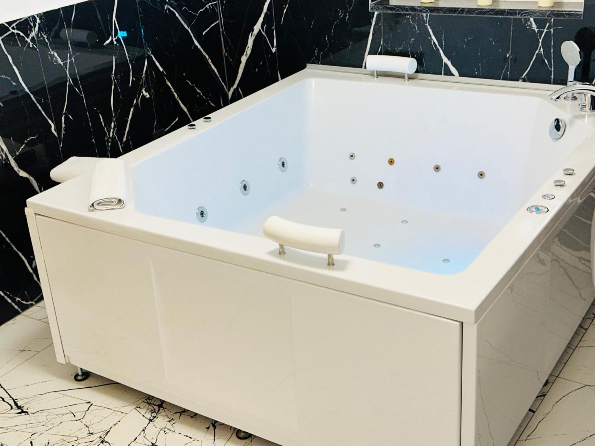 Hedonist Spa Jacuzzi Sarajevo Free Parking Luaran gambar